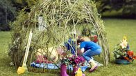 GartenKULT – "GartenKULT", "KinderGarten (10)." Ein Garten für die Wichtigsten in unserer Gesellschaft: die Kinder. Josef Starkl erklärt welchePflanzen giftig sind und sich nicht in einem KinderGarten wiederfinden sollten. Es werdenpraktische Anleitungen gegeben wie wir mit unseren Kinder spielerisch den Garten erobernkönnen. Es werden Schaukeln gebastelt, Pflanzen gesetzt, eine Naschhecke für Kinderangelegt und vieles mehr. Den Kindern spielerisch die Liebe zum Garten zu vermitteln - darumdreht sich der KinderGarten bei GartenKULT.