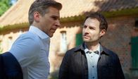 Rote Rosen – Nach dem Aus für den Tech-Campus bietet Victoria (Caroline Schreiber) finanzielle Hilfe an – doch Richard (Florian Odendahl l.) und Daniel (Daniel Fritz r.) lehnen ab. Sie wollen unabhängig bleiben. Besonders Daniel (Daniel Fritz r.) kämpft: Die Hormontherapie zehrt an ihm und bringt sein Selbstwertgefühl als Mann ins Wanken.