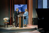 ZDF Magazin vor Ort – Moderatorin Sabine Carolina Foehnigs (Caro Worbs) den Geologen und Bestsellerautor Korbinian von Elchdörfer (Gernot Schmidt).