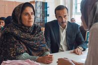 Prisoner 951 – Nazanins Eltern Mamani (Behi Djanati Atai, 2.v.l.) und Baba (Bijan Daneshmand, 3.v.l.) besuchen ihre Tochter (Narges Rashidi, re.) im Gefängnis.