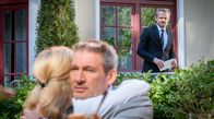 Sturm der Liebe – Eriks (Sven Waasner, r. hinten) Eifersucht wird angestachelt, als er Yvonne (Tanja Lanäus, l. vorne) und Christoph (Dieter Bach, r. vorne) in einer vermeintlich innigen Umarmung sieht.