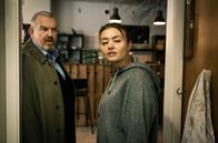Tatort – Für Larissa Krüger (Katja Hutko) ist „Kids4Care“ mehr als ein Jugendzentrum, es ist ihr Zuhause. Dass hier nun die Polizei bei ihr auftaucht, gefällt ihr gar nicht. Das lässt sie Kommissar Freddy Schenk (Dietmar Bär) wissen.