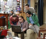 The Big Bang Theory – Während Sheldon (Jim Parsons, 2.v.r.) beschließt, seine eigene Convention zu veranstalten, versuchen Leonard (Johnny Galecki, 2.v.l.), Raj (Kunal Nayyar, r.) und Howard (Simon Helberg, l.), Tickets auf dem Schwarzmarkt zu ergattern ...