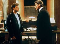Sabrina – Linus (Harrison Ford, re.) und sein kleiner Bruder David (Greg Kinnear) sind in die selbe Frau verliebt.
