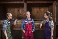 Schloss Einstein – Luisa (Tessa Dökel, linka) freut sich. Sie zeigt Dodo (Thanh-Huyen Nguyen, rechts) die steigenden Klickzahlen ihres Blogs “Luisationell“.