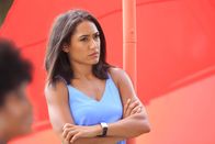 Death in Paradise – Die scharfsinnige Florence (Joséphine Jobert) versucht zu durchschauen, welcher der Verdächtigen lügt.