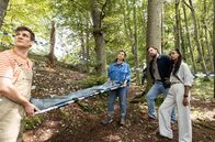 Die Bestatterin – Ist Doro Blum vom Felsen gestürzt oder gesprungen? Fragen sich Hannes Taubenbaum (Frederik Bott), Lisa Taubenbaum (Anna Fischer), Kommissar Thomas Zellinger (Christoph Letkowski) und seine Kollegin Alessia Vogler (Alina Sokhna M´Baye).