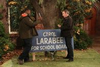 Last Man Standing – Chuck (Jonathan Adams, l.) unterstellt Mike (Tim Allen, l.), etwas mit dem Verschwinden der Werbeschilder zu tun zu haben ...