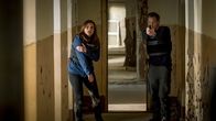 Stralsund – Beim Showdown im Jugendwerkshof Kiefernhain ist Nina Petersen (Katharina Wackernagel) ihrem Kollegen Thomas Jung (Johannes Zirner, r.) zur Hilfe gekommen.