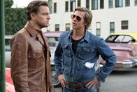 Once Upon a Time in Hollywood – Cliff Booth (Brad Pitt, r.) stärkt Rick Dalton (Leonardo DiCaprio, l.) den Rücken, wenn dieser an den Spielregeln des "neuen Hollywood" zu verzweifeln droht.