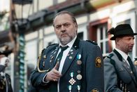 Schrotten! – Skeptisch nimmt Mirko (Lucas Gregorowicz) das Angebot der Schrotti-Familie an: Das Erbe seines Vaters soll ihm binnen einer Woche ausgezahlt werden.