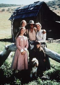 Unsere kleine Farm – (v.l.n.r.) Die Familie Ingalls, Mary (Melissa Sue Anderson), Laura (Melissa Gilbert), Charles (Michael Landon), Carrie (Lindsay Sidney Greenbush) und Caroline (Karen Grassle, hinten r.), genießen ihr Farmerleben.