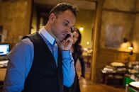 Elementary – Als ein Schuldeneintreiber ermordet wird, nehmen Holmes (Jonny Lee Miller) und Watson die Ermittlungen auf ...