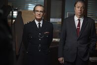 Der junge Inspektor Morse – Chief Superintendent Bright (Anton Lesser, l.) und DI Fred Thursday (Roger Allam, r.) haben etwas mitzuteilen.