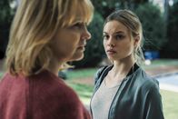 Tatort – Von rechts: Hannah Schellenberg (Lea Zoe Voss) ist sich nicht sicher, ob sie Judith Kovacic (Laura Tonke) ihr Geheimnis verraten soll.