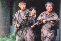 The Host – Machen sich auf die Suche nach der kleinen Hyun-seo: die Park-Männer (v.l.n.r.): Kang-ho Song, Hae-il Park, Hie-bong Byeon ...