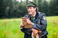 Hubert und Staller – Staller (Helmfried von Lüttichau) kümmert sich rührend um einen "Augenzeugen".