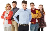 The Real O'Neals – v.li.: Eileen (Martha Plimpton), Pat (Jay R. Ferguson), Kenny (Noah Galvin), Jimmy (Matthew Shively), Shannon (Bebe Wood), Jodi (Mary Hollis Inboden)