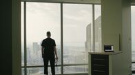 World Wide Cybercrime – Blick auf die Skyline von Dubai: Der "Finfluencer" Flo Pharell schaut aus dem Fenster des Burj Khalifa.