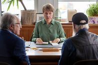 Rentnercops – Vicky (Katja Danowski, M.) hat eine weitere Aufgaben für die Rentnercops, Klaus Schmitz (Hartmut Volle, l.) und Reinhard Bielefelder (Bill Mockridge, r.).