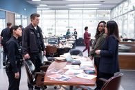 The Rookie – Celina (Lisseth Chavez, l.), John (Nathan Fillion, 2.v.l.), Nyla (Mekia Cox, 2.v.r.) und Angela (Alyssa Diaz, r.) besprechen angeregt die neuesten Entwicklungen im rätselhaften Fall der "Pentagramm-Morde".