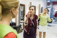 Danni Lowinski – Bea (Nadja Becker, l.) kann es nicht fassen: Danni (Annette Frier, M.) hat in ihrer Verzweiflung einen Job als Friseurin angenommen ...