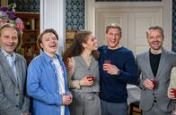 Sturm der Liebe – Vincent (Martin Walde, 2.v.r., mit Sven Waasner, r.) genießt das Gefühl, dass er und Ana (Soluna-Delta Kokol, 3.v.l., mit Lukas Leibe, 2.v.l. und Erich Altenkopf, l.) als Traumpaar gefeiert werden.; ARD STURM DER LIEBE FOLGE 4294 Uhr im ERSTEN. Vincent (Martin Walde, 2.v.r., mit Sven Waasner, r.) genießt das Gefühl, dass er und Ana (Soluna-Delta Kokol, 3.v.l., mit Lukas Leibe, 2.v.l. und Erich Altenkopf, l.) als Traumpaar gefeiert werden.