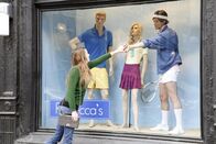 How I Met Your Mother – Kommt Barneys (Neil Patrick Harris, r.) neuer Trick als Schaufensterpuppe gut bei den Frauen an?