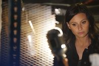 MacGyver – Hat ihren eigenen Tod vorgetäuscht, um sich zu schützen: Mac's Freundin und Studienkollegin Frankie (Aly Michalka) ...