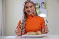 P.M. Wissen – P.M. Wissen Reporterin Iris Pohl bei Dreharbeiten für ServusTVs "P.M. Wissen Episode 167" am 06.10.2023 in Salzburg.