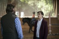 Schloss Einstein – Obwohl Kasimir (Sinan El Sayed, rechts) einen souveränen Auftritt hinlegt, prallt er bei dem Pferdebesitzer Wohlert (Christoph Mory, links) gegen verschlossene Türen.