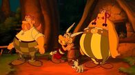 Asterix und die Wikinger – Asterix (M.), Obelix (r.) und Idefix staunen nicht schlecht, als Majestix' Neffe Grautvornix im Dorf auftaucht: Er rauscht mit seinem roten Sportkarren an und erweist sich als dünnes, langhariges Knäblein, dem vor allen graut...