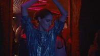 L'Opéra - Dancing in Paris – Ihre Entlassung aus der Oper wirft Zoé (Ariane Labed) aus der Bahn. Sie treibt sich in immer mehr Clubs herum und droht, sich langsam zu verlieren.
