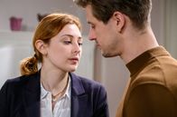 Sturm der Liebe – Als es mit Paul (Sandro Kirtzel, r.) fast zu einem Kuss kommt, schöpft Constanze (Sophia Schiller, l.) Hoffnung.