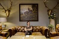 Ostrowski macht Urlaub – Michael Ostrowski in der Lobby des "Hotel Central"
