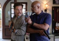 Lethal Weapon – Riggs (Clayne Crawford, l.) und Murtaugh (Damon Wayans, r.) kommen zu spät am Haus des Popstars an, denn Shayes verrückter Ex-Freund hat sie entführt und streamt dies live im Internet ...
