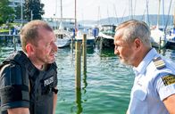 WaPo Bodensee – Paul Schott (Tim Wilde, r.) befragt Einsatzleiter Matthias Krämer (Martin Lindow, l.) zu den Geschehnissen bei der Bombenentschärfung.