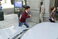 How I Met Your Mother – Marshall erhält eine SMS von einem Bekannten, der ihm mitteilt, dass Woody Allen im selben Steakhouse ist wie er. Daraufhin beschließen Ted (Josh Radnor, l.), Marshall, Barney, Lily (Alyson Hannigan, r.) und Robin, ein Wettrennen dorthin zu machen. Doch wer wird als Sieger hervorgehen?