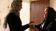 Ein Fisch namens Liebe – Als Vicky (Christiane Paul, l.) ihre schmutzige Tasse in die Küche bringt, nutzt Fatma (Nursel Köse, r.) ihre Chance und prophezeit Vicky aus dem Kaffeesatz einen anderen Mann als ihren Sohn.