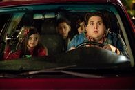 Bad Sitter – Als Noah (Jonah Hill, r.) für einen vermeintlichen Kurztrip in die Stadt muss, bleibt ihm schließlich nichts anderes übrig, als die ihm anvertrauten Kinder, Blithe (Landry Bender, l.), Slater (Max Records, 2.v.r.) und Rodrigo (Kevin Hernandez, 2.v.l.), mitzunehmen. Unglücklicherweise gerät er an diverse Gangster mit unangenehmen Intentionen ...