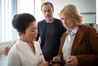 Tatort – Susanne Bonard (Corinna Harfouch, r.) und Robert Karow (Mark Waschke, Mitte) befragen Dr. Lê Müller (Mai-Phuong Kollath, l.) auf der Suche nach einer vermissten Person.