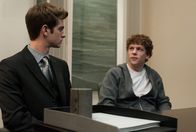 The Social Network – Während Mark Zuckerberg (Jesse Eisenberg, r.) an seiner eigenen Webseite, die er thefacebook.com nennt, arbeitet, schafft sein bester Freund Eduardo Saverin (Andrew Garfield, l.) das notwendige Kapital ran. Dafür wird er später Chief Financial Officer von Facebook ...