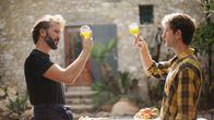 Zu Tisch ... – Zu Tisch Westsizilien – Italien Andrea und Salvatore Manno probieren das erste Öl der neuen Olivenernte. Copyright: SRF/Berlin Producers Media/Reiner Bauer