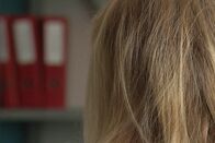 SRF DOK – In den ersten Jahren nach der Volljährigkeit häufen viele Menschen Schulden an.