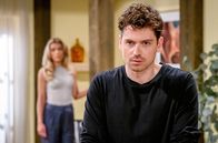 Sturm der Liebe – Kilian (Anthony Paul, r.) kann seine Wut nicht zurückhalten und konfrontiert Larissa (Anna Karolin Berger, l.) mit ihrer Lüge.
