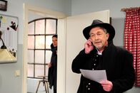 Sturm der Liebe – ARD STURM DER LIEBE FOLGE 1523 Uhr im ERSTEN. Doris (Simone Ritscher, l.) belauscht Julius (Michele Oliveri, r.) während eines Telefonats mit einem Lieferanten.