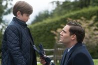 Hard Powder – Viking (Tom Bateman, r.) und sein Ein und Alles: Söhnchen Ryan (Nicholas Homes, l.).