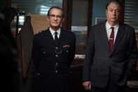 Der junge Inspektor Morse – Chief Superintendent Bright (Anton Lesser, l.) und DI Fred Thursday (Roger Allam, r.) haben etwas mitzuteilen.