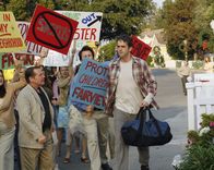 Desperate Housewives – Während vor Arts (Matt Roth, r.) Haus ein Protest stattfindet, durchsucht Susan Orsons Büro und macht eine Entdeckung ...