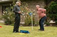 Rentnercops – Günter (Wolfgang Winkler, r.) und Edwin (Tilo Prückner, l.) spielen Minigolf, Edwin schummelt und Günter hat's im Rücken.